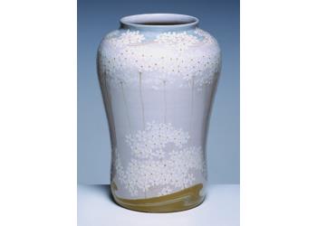 Vaso con piccoli fiori bianchi Vaso con piccoli fiori bianchi