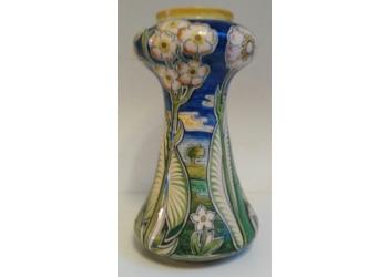 Vaso con fiori su fondo di paesaggio Vaso con fiori su fondo di paesaggio