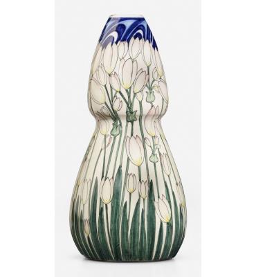 Vaso con tulipani bianchi